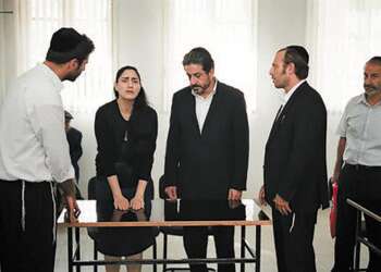 מתוך הסרט "גט". צילום: עמית ברלוביץ', באדיבות yes