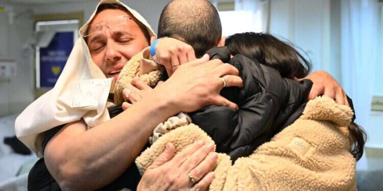 אליהו (אלי) שרעבי במפגש המרגש עם אחיו שרון ואחיותיו אסנת והילה, בבית החולים שיבא. צילום: חיים צח, לע