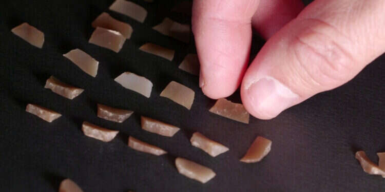 ראשי חץ שהתגלו בחפירה ומוכרים מתימן ומעומאן. צילום: אמיל אלג'ם, רשות העתיקות ראשי חץ מתימן: עדויות לשיירות סוחרים מלפני כ-2,500  שנה נחשפו בנגב