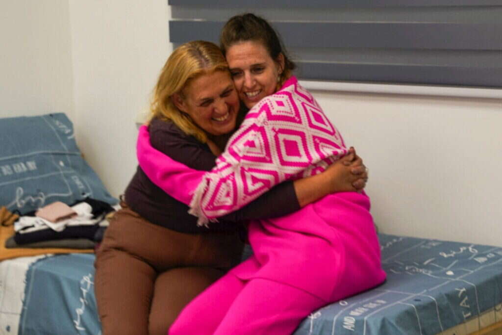 סיפרו ללוי על המחבלים בזמן אמת. דורון שטיינברכר ואמה סימונה לאחר השחרור. צילום: AFP