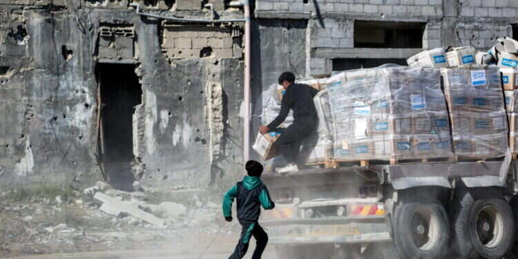 באחד המשלוחים נתפסו אלף פאקטים של סיגריות. מחירה של חפיסת סיגריות הגיעה במהלך המלחמה
למחיר של 170 שקלים ויותר, שהם כמעט 2 מיליון שקלים של הכנסה. צילום: AFP באחד המשלוחים נתפסו אלף פאקטים של סיגריות. מחירה של חפיסת סיגריות הגיעה במהלך המלחמה למחיר של 170 שקלים ויותר, שהם כמעט 2 מיליון שקלים של הכנסה. צילום: AFP