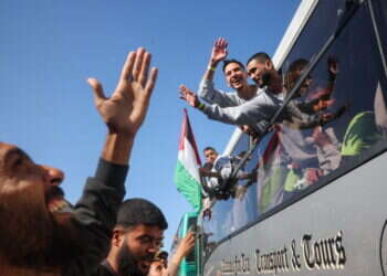 מחבלים פלסטינים ששוחררו מישראל מגיעים לחאן־יונס, בשבוע שעבר. צילום: AFP