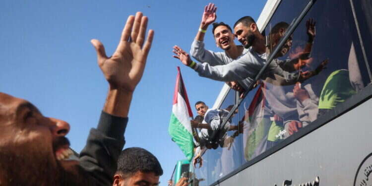 מחבלים פלסטינים ששוחררו מישראל מגיעים לחאן־יונס. צילום: AFP מחבלים פלסטינים ששוחררו מישראל מגיעים לחאן־יונס, בשבוע שעבר. צילום: AFP