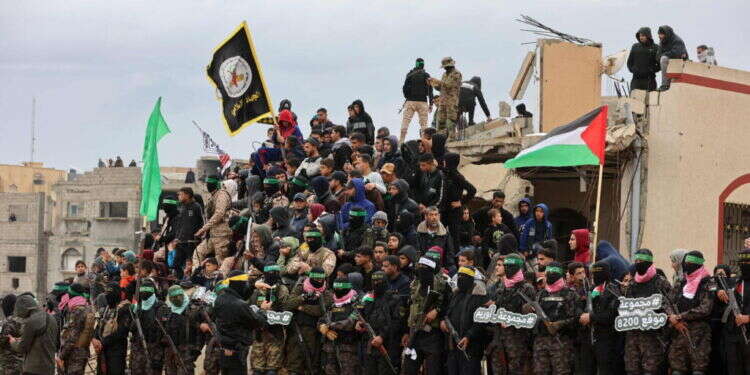 מחבלי חמאס בעת העברת גופות החטופים החללים. צילום: AFP זו לא עסקה, זו סחיטה