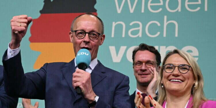 פרידריך מרץ עם היוודע תוצאות הבחירות. צילום: AFP הבחירות בגרמניה: הימין ניצח אך מפלגת "אלטרנטיבה" תישאר מוחרמת