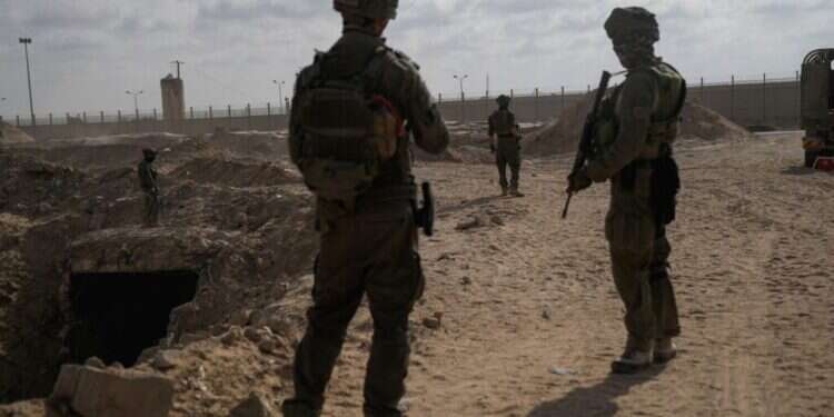 תרחיש הייחוס צריך לקחת בחשבון גם את הגזרה המצרית. חיילי צה תרחיש הייחוס צריך לקחת בחשבון גם את הגזרה המצרית. חיילי צה"ל בציר פילדלפי. צילום: AP