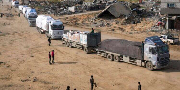 שיירת משאיות סיוע הומניטרי לעזה. צילום: AP שיירת משאיות סיוע הומניטרי לעזה. צילום: AP