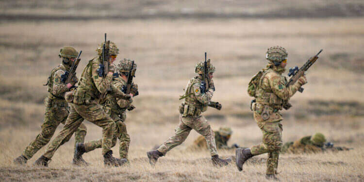 כוחות נאט חוששים ממדיניות טראמפ: בנאט"ו מתרגלים מלחמה