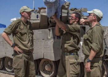 מילואימניקים בשטחי כינוס. צילום: אלברט סדיקוב, פלאש 90