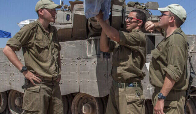 מילואימניקים בשטחי כינוס. צילום: אלברט סדיקוב, פלאש 90