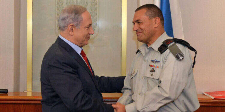 ראש הממשלה בנימין נתניהו לוחץ יד לרמטכ