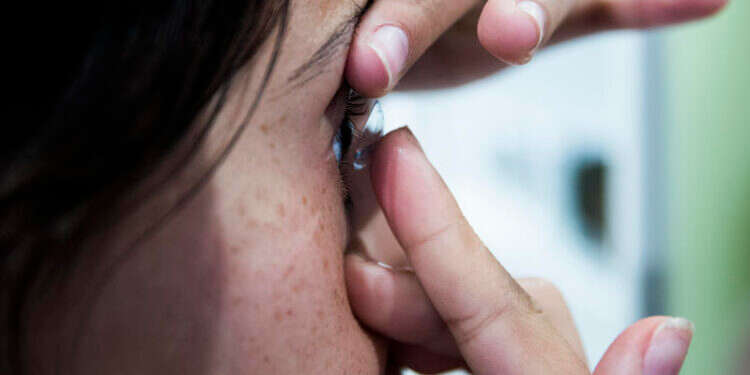 קנתה עדשות מגע מהאינטרנט – ואושפזה עם כוויות חמורות בעיניה