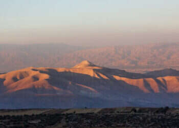 "אם האתר לא היה ביהודה ושומרון, מזמן היו חוקרים אותו לעומק". השמש עולה על הסרטבה. צילום: יוסי זמיר - פלאש 90