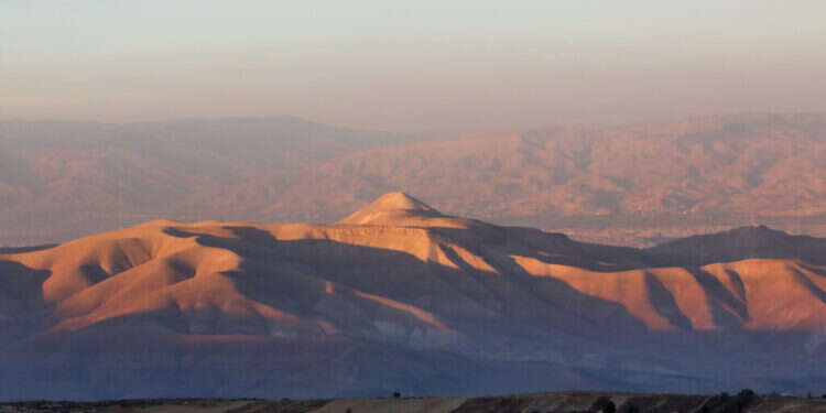 "אם האתר לא היה ביהודה ושומרון, מזמן היו חוקרים אותו לעומק". השמש עולה על הסרטבה. צילום: יוסי זמיר - פלאש 90