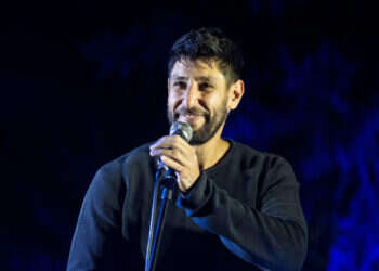 בין טקס זיכרון לחאפלה: עידן עמדי הניח את הלב מול קהל דומע וצוהל