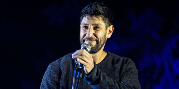 בין טקס זיכרון לחאפלה: עידן עמדי הניח את הלב מול קהל דומע וצוהל