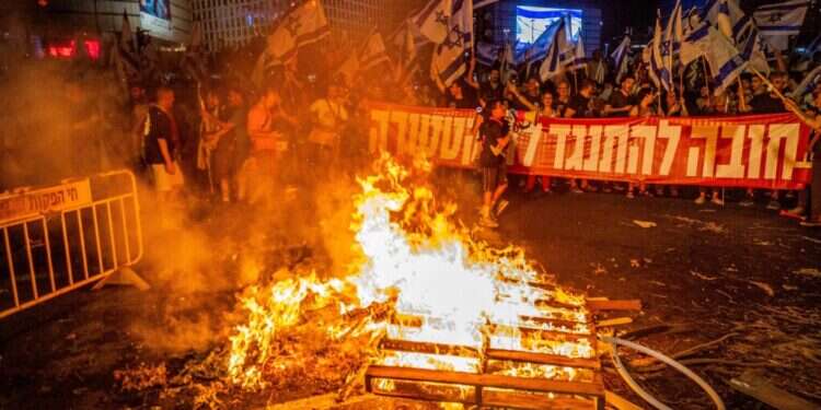 מפגינים נגד הרפורמה המשפטית חוסמים את נתיבי איילון, יולי 2023. צילום: יוסי אלוני, פלאש 90 העמותה שהזרימה 120 מיליון ש"ח להפגנות נגד הרפורמה המשפטית