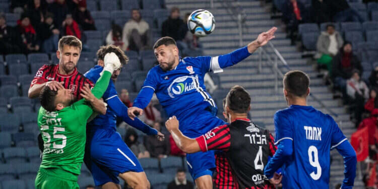 בני סכנין נגד הפועל ירושלים, 2024. צילון: אורן בן הקון / פלאש 90 עיתונאי המשמש ככרוז של בני סכנין נעצר בחשד לעבירת הסתה