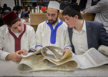 קריאת מגילת אסתר בבית שמש. צילום: יעקב לדרמן - פלאש 90