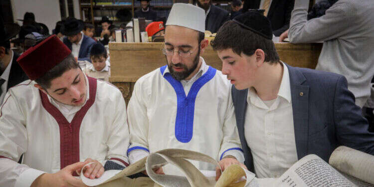 קריאת מגילת אסתר בבית שמש. צילום: יעקב לדרמן - פלאש 90