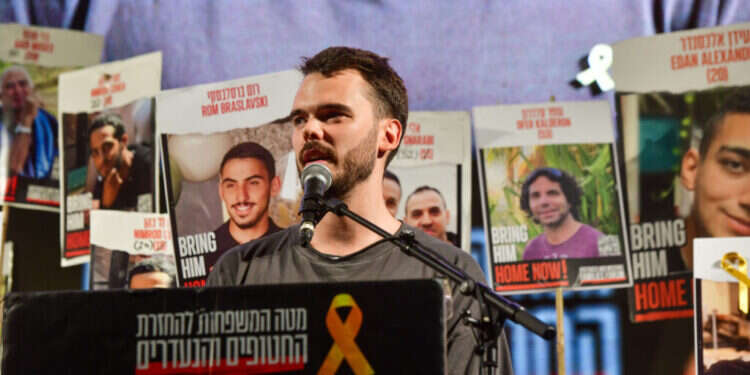 אחד משלושת התובעים. שורד השבי אנדריי קוזלוב בכיכר החטופים בת תביעה שהגישו שלושה חטופים חושפת רשת תעמולה של חמאס בארה"ב