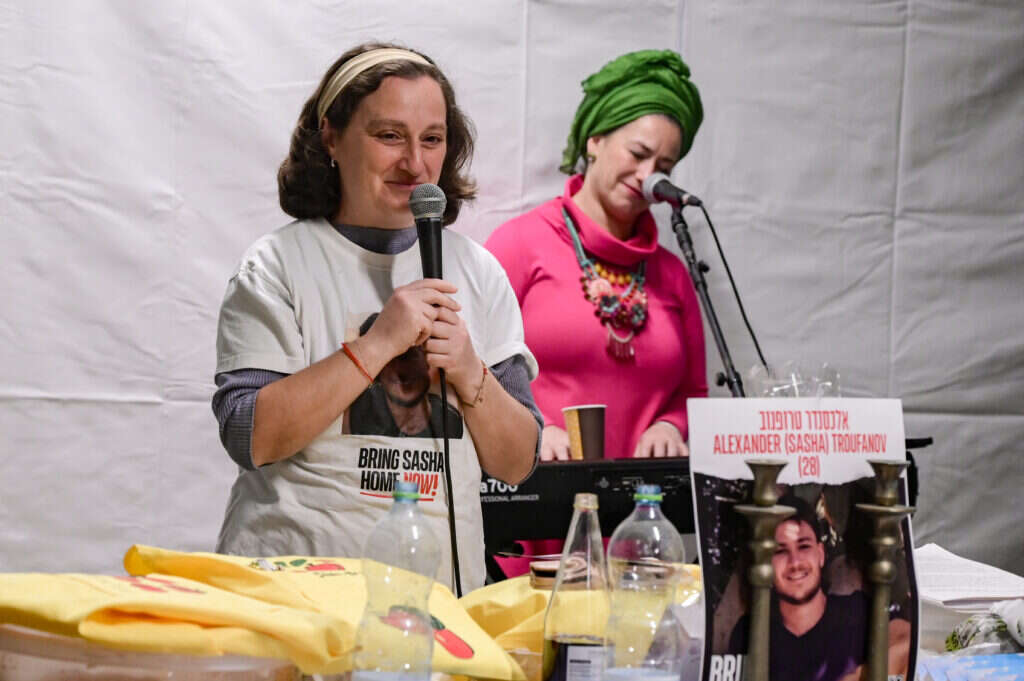 "היא שומרת שבת, מתפללת, מברכת. היא נאחזת באמונה". לנה טרופנוב, אמו של סשה טרופנוב. צילום: אבשלום ששוני, פלאש 90