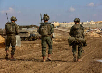 נעים בין תחושת חובה וערבות הדדית ובין גורל אכזרי. חיילי צה"ל בבית־לאהיה. צילום: אורן כהן, פלאש 90