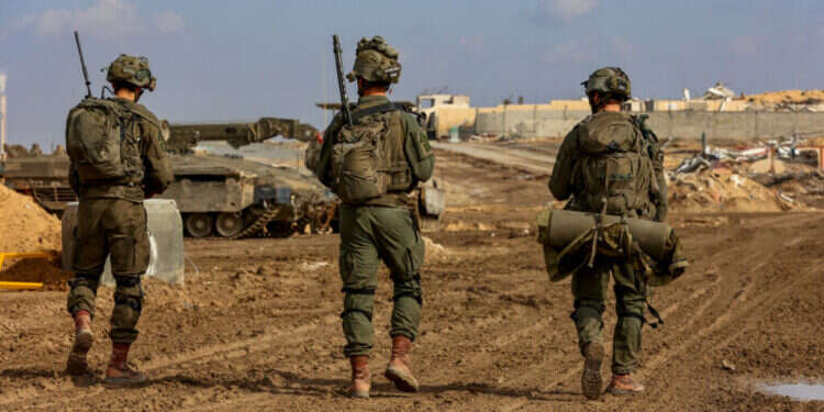 נעים בין תחושת חובה וערבות הדדית ובין גורל אכזרי. חיילי צה נעים בין תחושת חובה וערבות הדדית ובין גורל אכזרי. חיילי צה"ל בבית־לאהיה. צילום: אורן כהן, פלאש 90