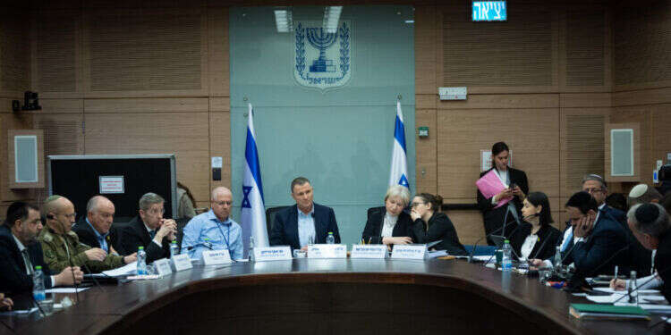 דיון על חוק הגיוס בוועדת חוץ וביטחון. צילום: יונתן זינדל / פלאש 90 יולי אדלשטיין: אי עמידה ביעדי הגיוס – שלילת הפטור לחרדים