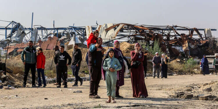 תושבי עזה שחוזרים צפונה, חוצים נקודת בידוק בציר נצרים. צילום: אעבד ראחים חאטיב, פלאש 90 תוכנית ההגירה של טראמפ תתקן עוול היסטורי בן 76 שנה