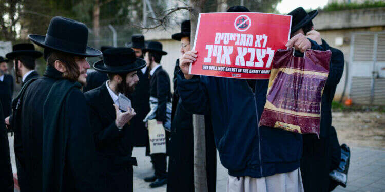 הפגנות חרדים נגד הגיוס. צילום: תומר נויברג, פלאש 90 הפגנות חרדים נגד הגיוס. צילום: תומר נויברג, פלאש 90