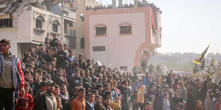 תושבי עזה מקיפים את מחבלי חמאס בזמן שחרורם של החטופים ארבל יהוד וגדי מוזס. צילום: עאבד ראחים חאטיב, פלאש 90 תוכנית טראמפ: איזו מדינה תסכים לקבל את תושבי עזה?