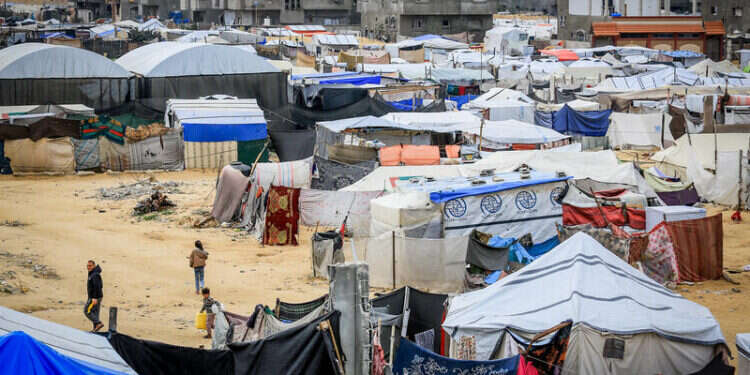 תושבי רצועת עזה בחאן יונס. צילום: עאבד ראחים חאטיב, פלאש 90 חשיבה מחוץ לקופסה: טראמפ רוצה להעביר עזתים לסומליה
