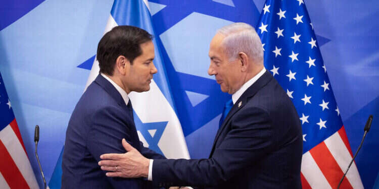 נתניהו ומזכיר המדינה רוביו, אתמול. צילום: Alex Kolomoisky/POOL
פלאש 90 בלשכת רה"מ מכחישים: "לא היה שום לחץ אמריקני"