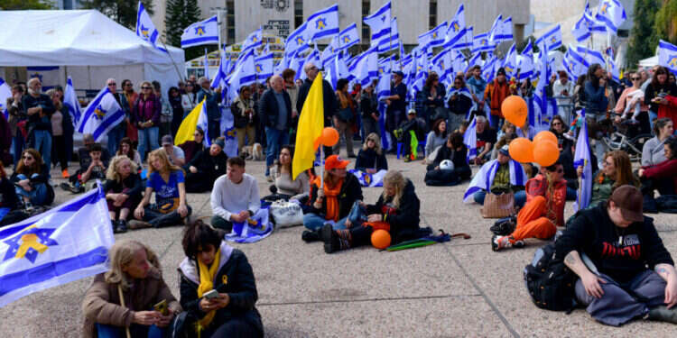 כיכר החטופים בתל אביב, היום. צילום: תומר נויברג, פלאש 90 "להיות בכאב הזה יחד": זו הייתה פעימת השחרור העצובה ביותר