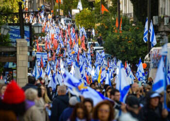 דגלי ישראל ובלונים כתומים: 100 אלף אנשים מלווים את משפחת ביבס | שידור ישיר