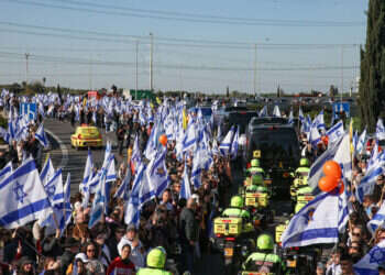 דגלי ישראל ובלונים כתומים: 100 אלף אנשים מלווים את משפחת ביבס | שידור ישיר