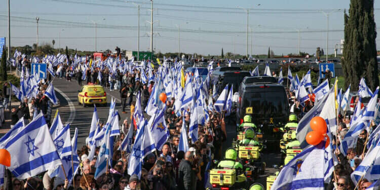 הלוויית בני משפחת ביבס, ראשון לציון. צילום: דור פזואלו / פלאש 90 דגלי ישראל ובלונים כתומים: 100 אלף אנשים מלווים את משפחת ביבס | שידור ישיר