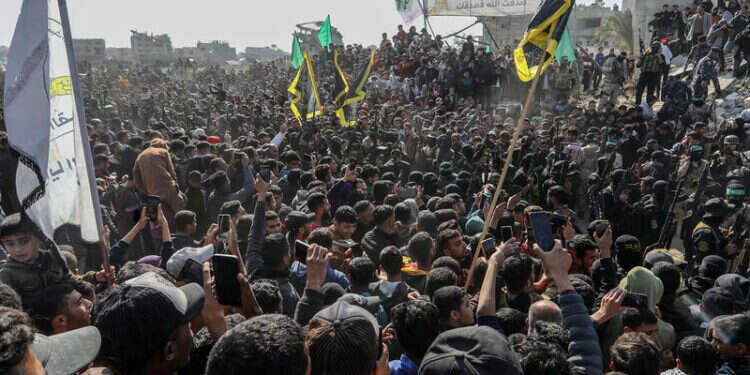 המון עזתי מתקהל סביב ארבל יהוד וגדי מוזס בעת שחרורם משבי חמאס. צילום: אעבד ראחים יאטיב, פלאש 90 המלחמה היא נגד כל עזה – והפתרון חייב להיות בהתאם