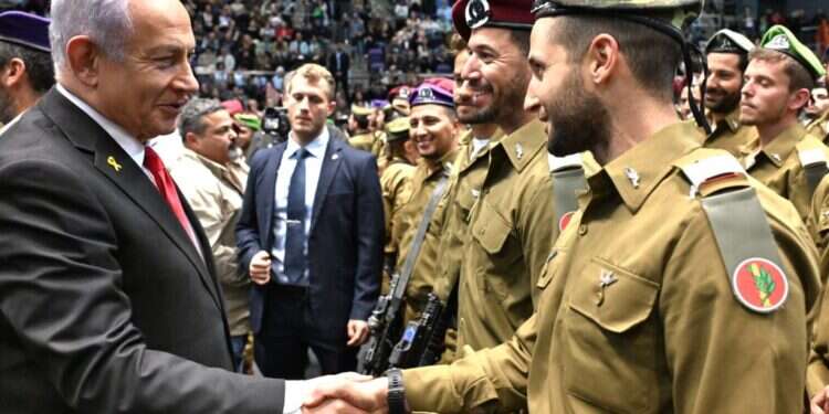 ראש הממשלה בנימין נתניהו בטקס סיום קורס קצינים קרביים. צילום: חיים צח / לע נתניהו: "כל חטופינו יחזרו הביתה, עזה תפורז והכוח הלוחם יפורק"