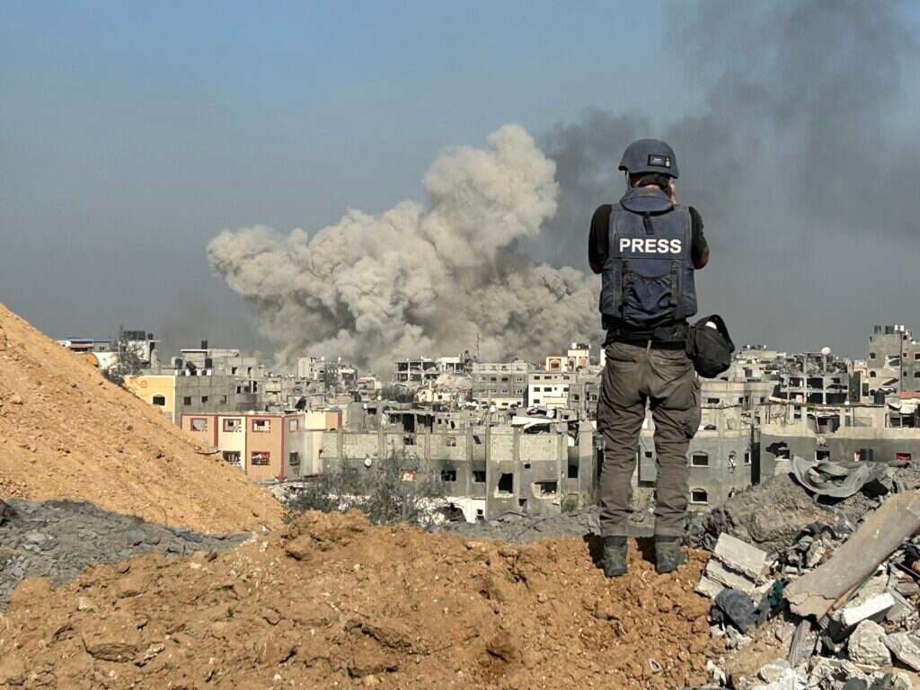 כמעט כל העיתונאים הפכו לכתבים צבאיים. צלם ידיעות אחרונות זיו קורן בשג'עאיה, 2023. צילום: חגי סגל
