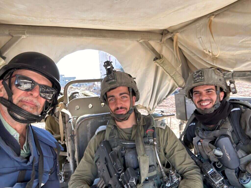 רוח הקרב של הלוחמים הייתה זריקה מורלית לעורף. חגי סגל עם לוחמים בציר נצרים, חורף 2024. צילום: חגי סגל