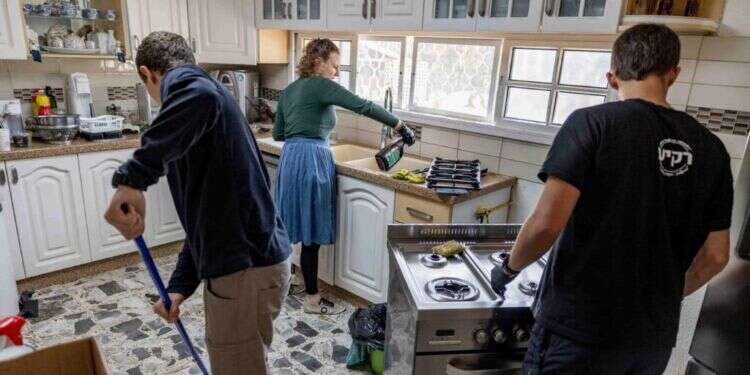 "אנחנו יודעים שאנחנו נכנסים לבית פרטי של אנשים. אנחנו באים רק לעזור"