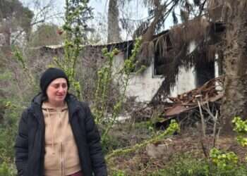 ילנה טרופונוב מחוץ לבית השרוף בניר עוז