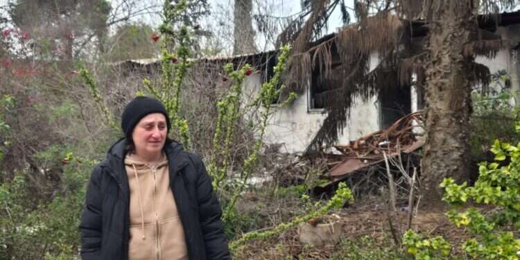 ילנה טרופונוב מחוץ לבית השרוף בניר עוז