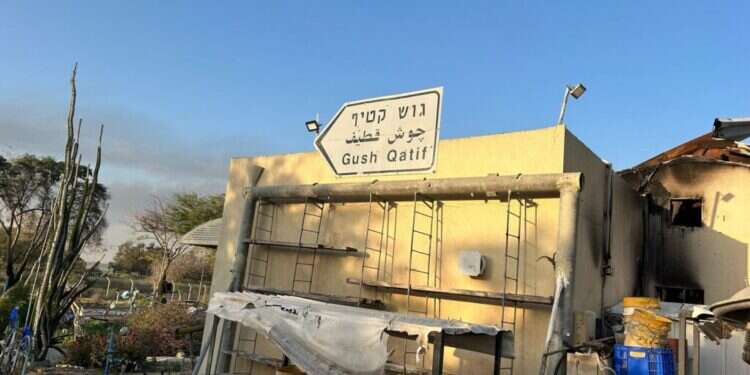 סיפור עם סוף פתוח. השלט סיפור עם סוף פתוח. השלט "גוש קטיף" התלוי על ביתם של יוכבד ליפשיץ ועודד ליפשיץ ז"ל