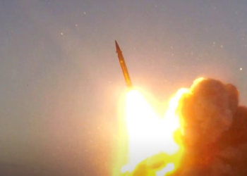 מסר לישראל: איראן חושפת טיל בליסטי חדש