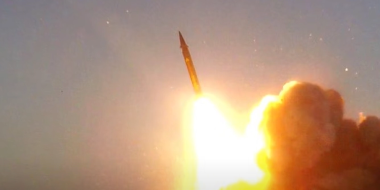 מסר לישראל: איראן חושפת טיל בליסטי חדש