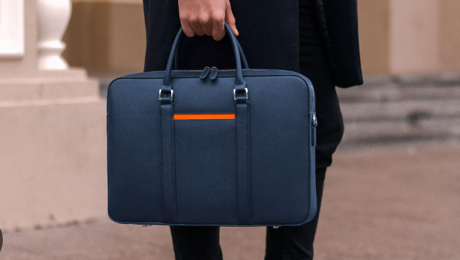 תיק מסמכים. צילום מסך מיוטיוב יפן: עובד מדינה שיכור איבד מסמכים של כמעט 200 סוחרי סמים