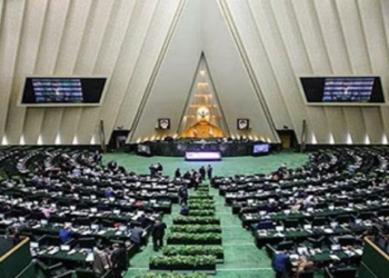 המטבע האיראני בצלילה: הפרלמנט מנסה להדיח את שר הכלכלה